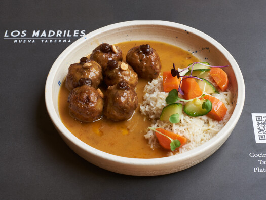 Albondigas con salsa al curry, arroz Basmati y verduras