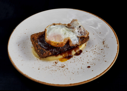 Rabo de toro crujiente con su jugo y huevo estrellado