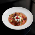 Salmorejo de fresas con burrata, mojama, tomate y picatostes